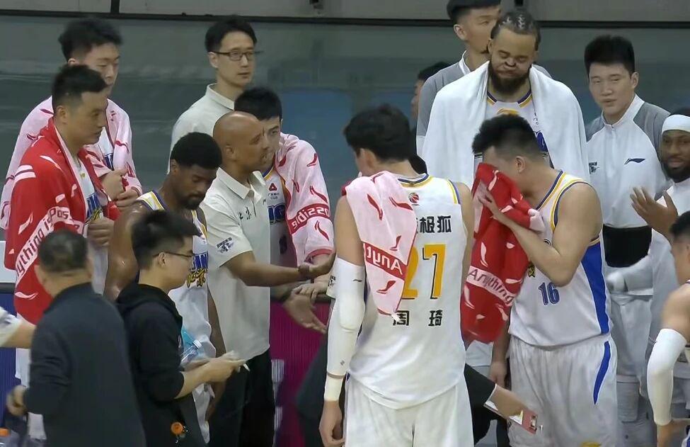 世界杯官方直播平台-北京男篮轻取广州，周琦11+6徐昕10+6，麦基19+7方硕18分！